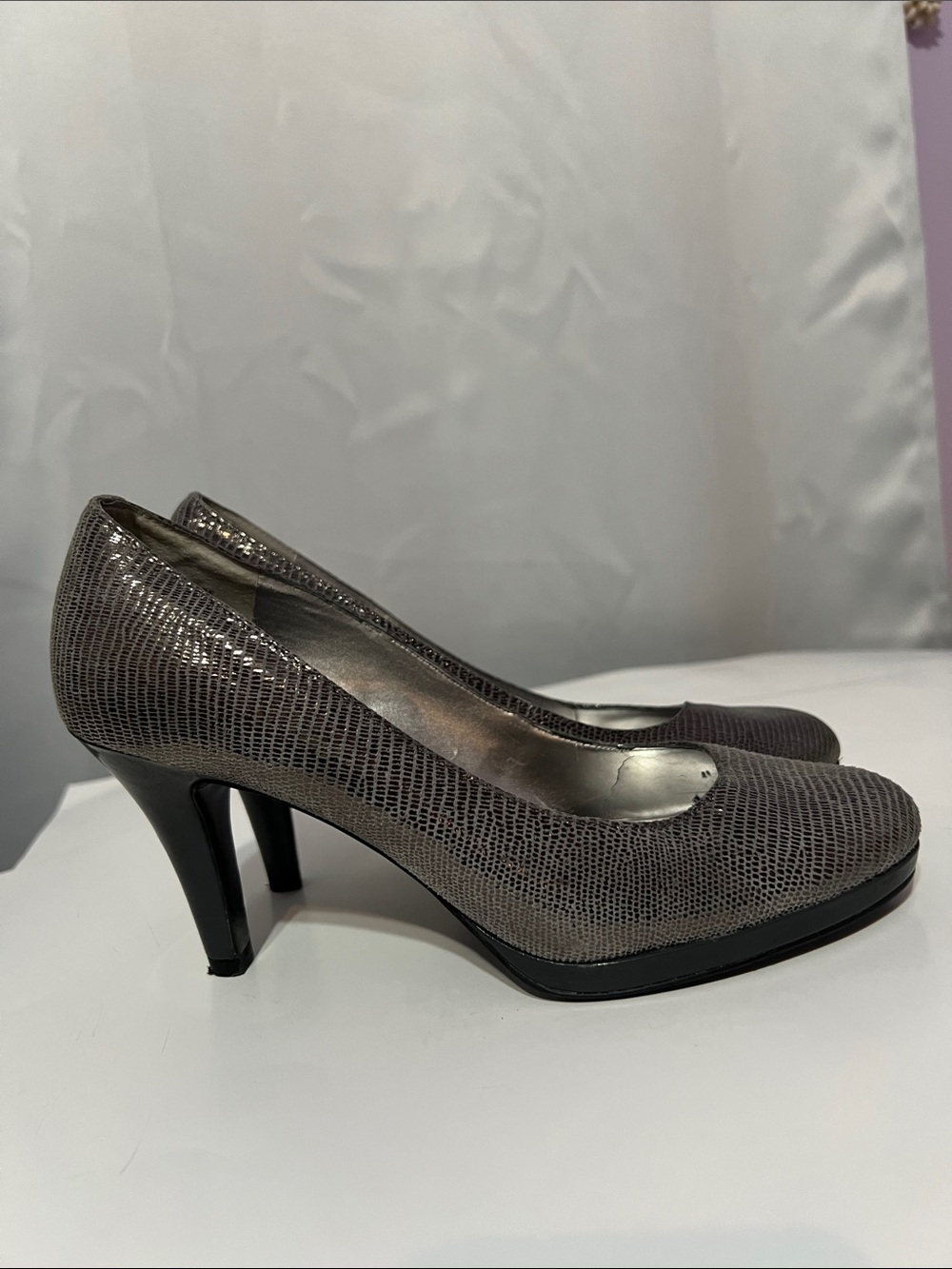 AK Anne Klein Gray Snakeskin Silver Metallic Charcoal Textured 
Pumps Size7